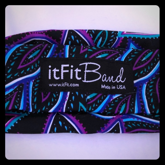 itFit Accessories - NWOT itFit Peacock Pattern Headband